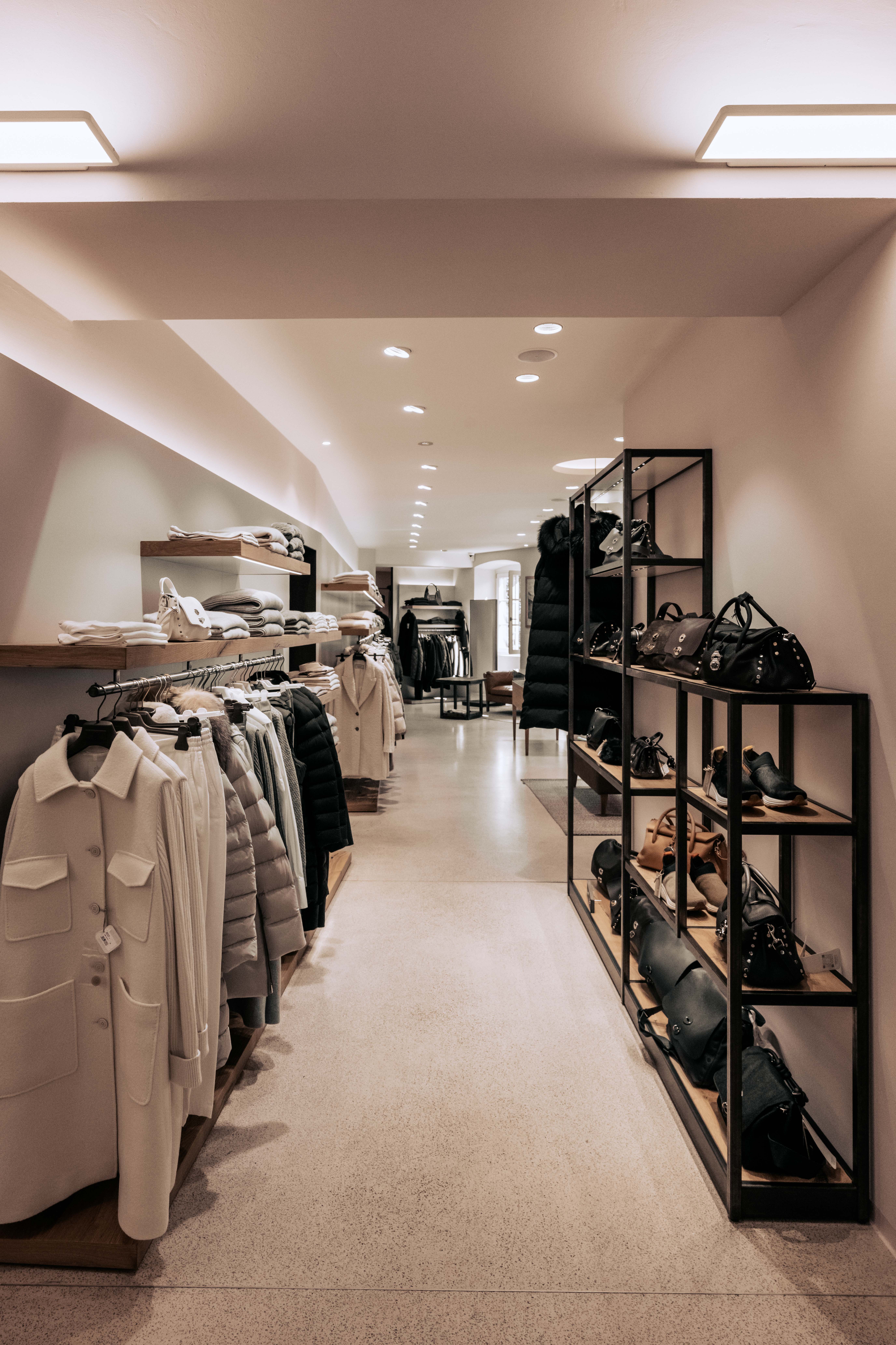 Helle Bekleidung und Accessoires im Modegeschäft