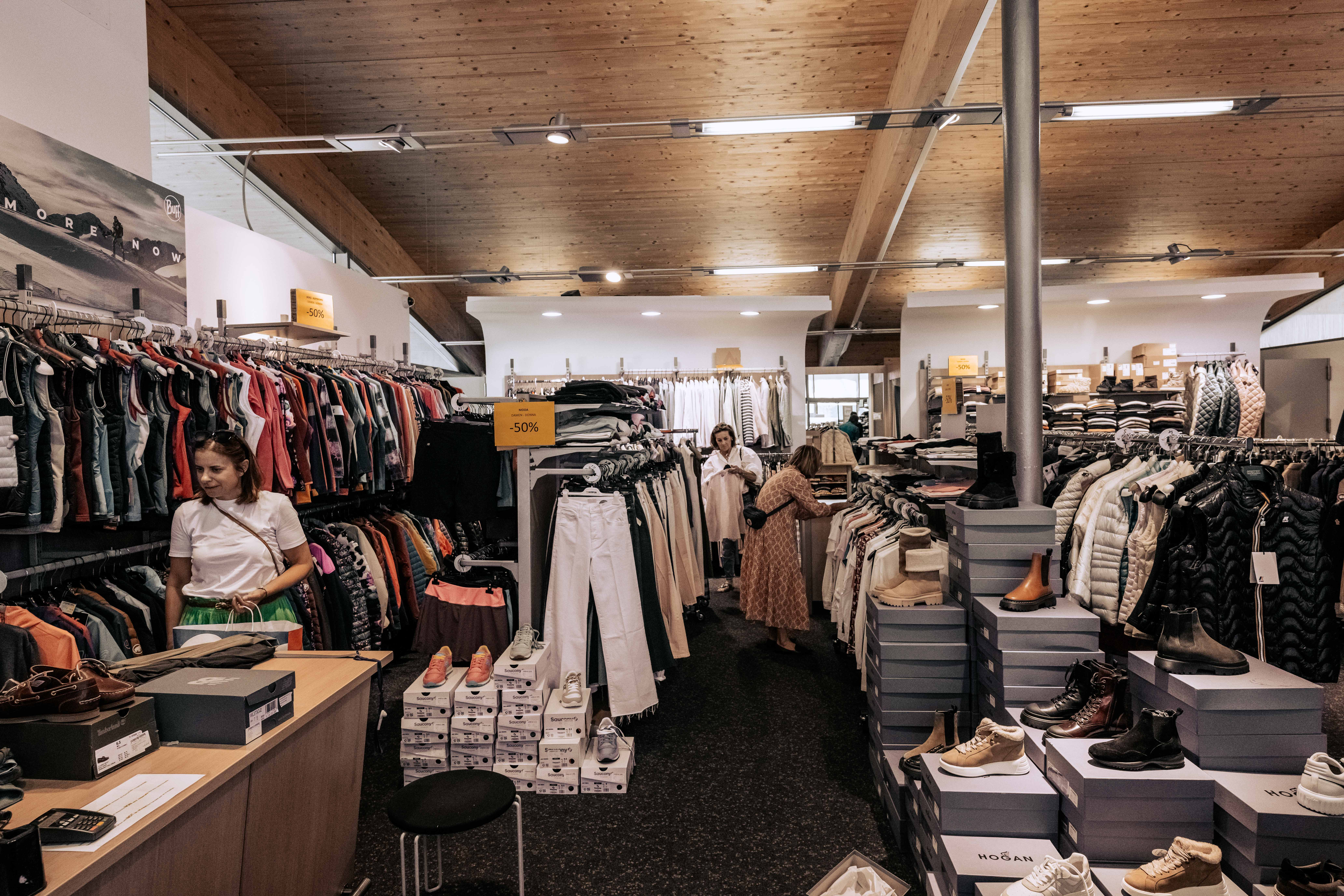 Blick durch die Verkaufsfläche des Fashion Outlet