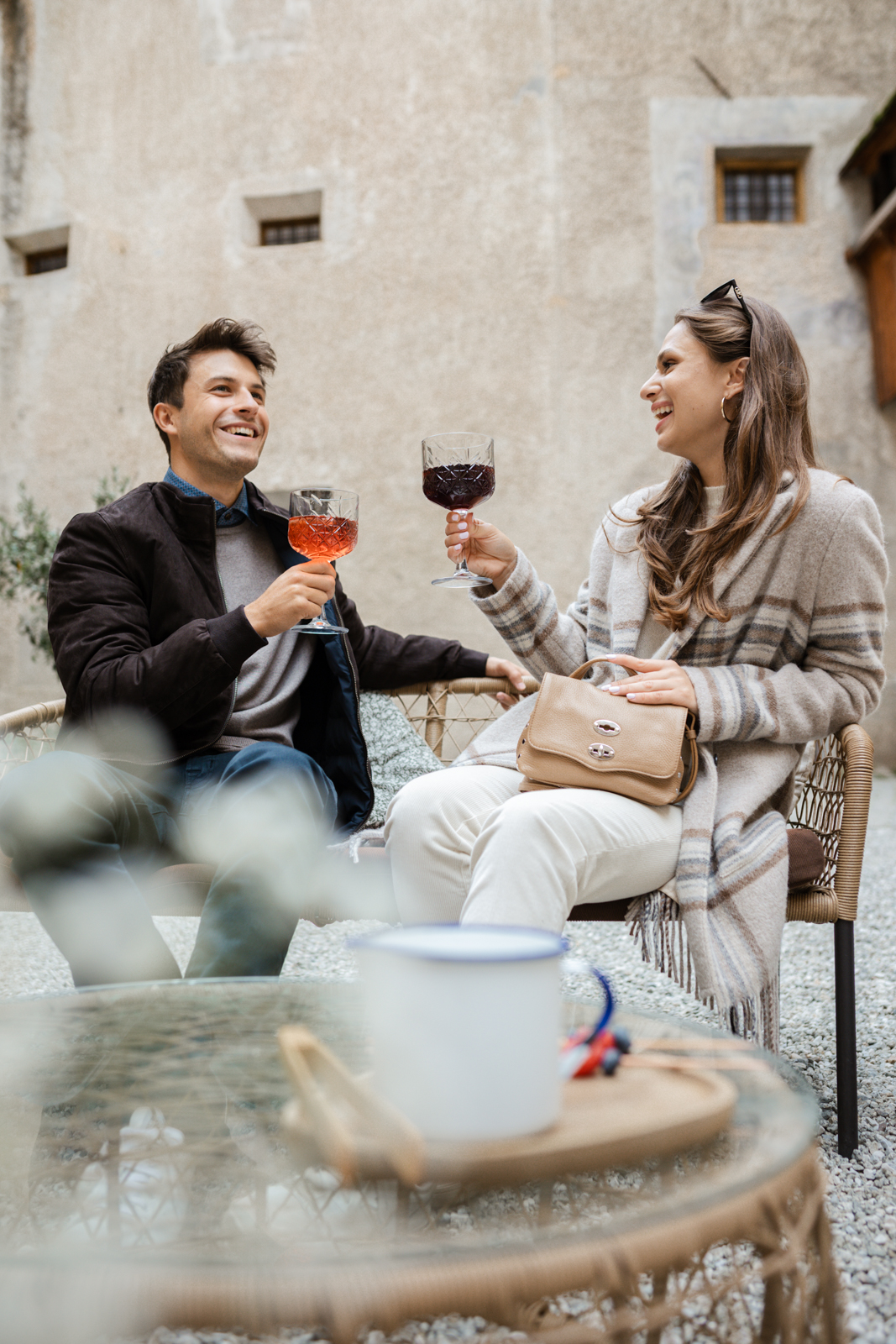 Zwei Personen in Wintermode an einem Cafétisch
