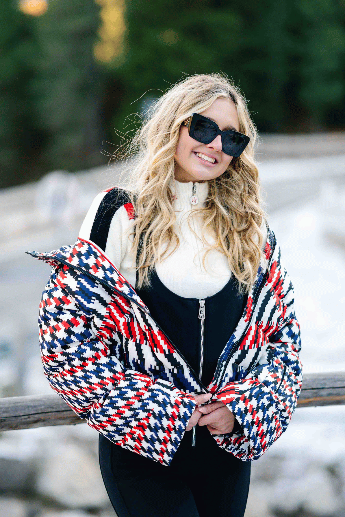 Frau mit Sonnenbrille und bunt gemusterter Jacke